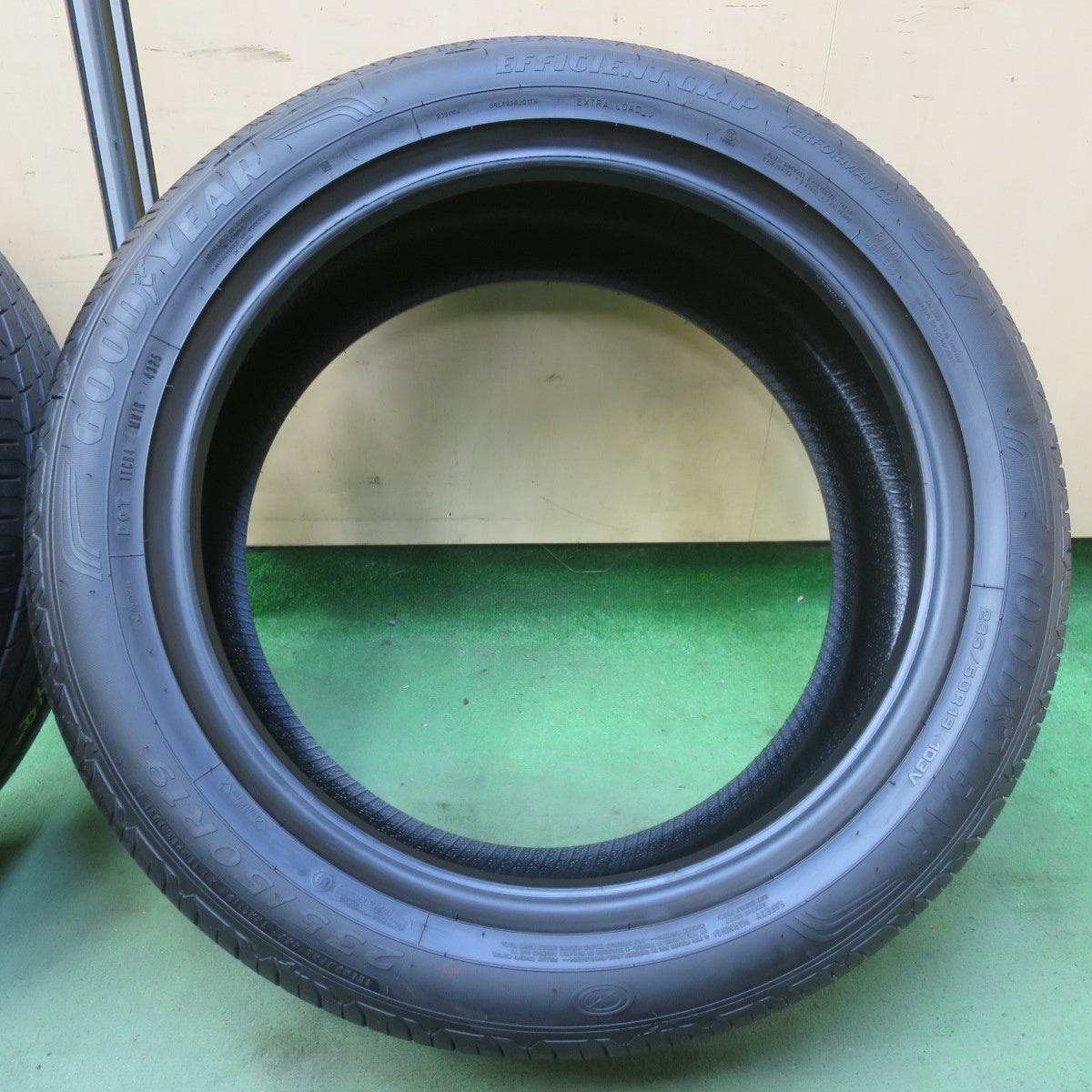 新車外し！25年◎235/50R19 グッドイヤー EfficientGrip PERFORMANCE SUV エフィシエントグリップ パフォーマンス 19インチ タイヤ ハリアー ベンツ GLA GLB GLK ボルボ C40 V90 XC40 等◎6090405イノタ