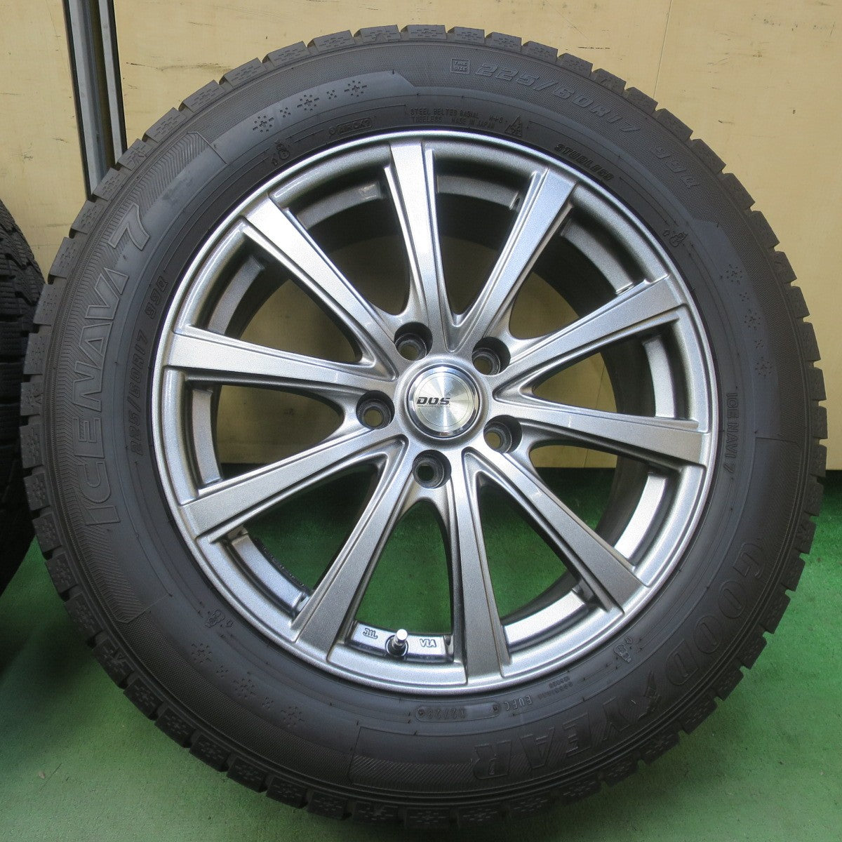 バリ溝！23年！キレイ！9.5分◎スタッドレス 225/60R17 グッドイヤー アイスナビ7 D.O.S. DOS 17インチ PCD114.3/5H◎6072305イス