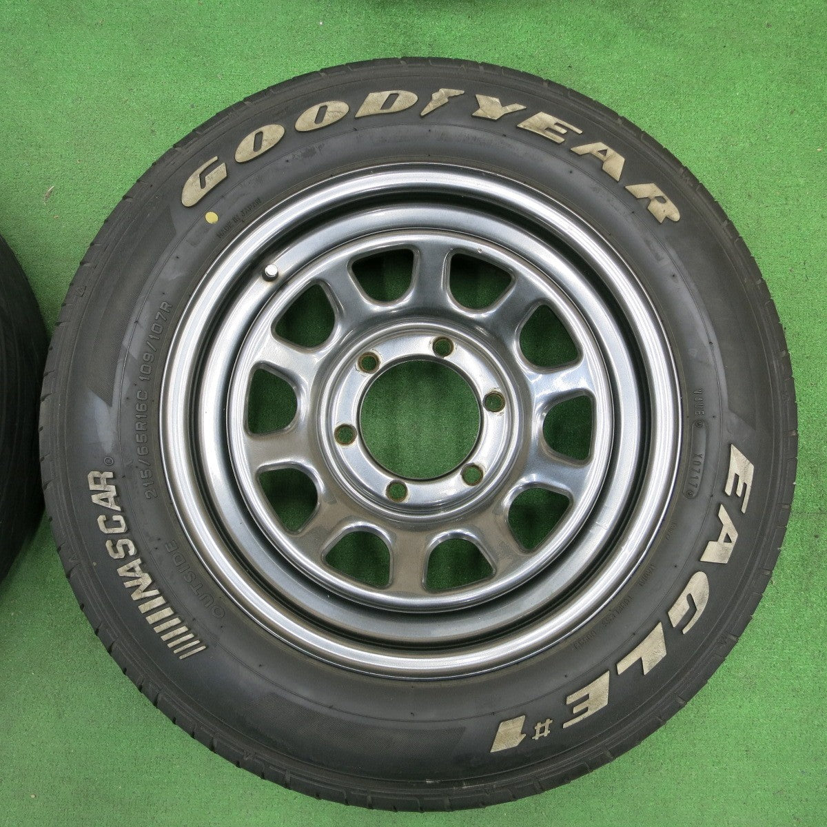 *送料無料* バリ溝！キレイ！8.5分★ハイエース 等 DAYTONA デイトナ 215/65R16C 109/107R グッドイヤー イーグル #1 ホワイトレター 16インチ PCD139.7/6H★4060501ナノ