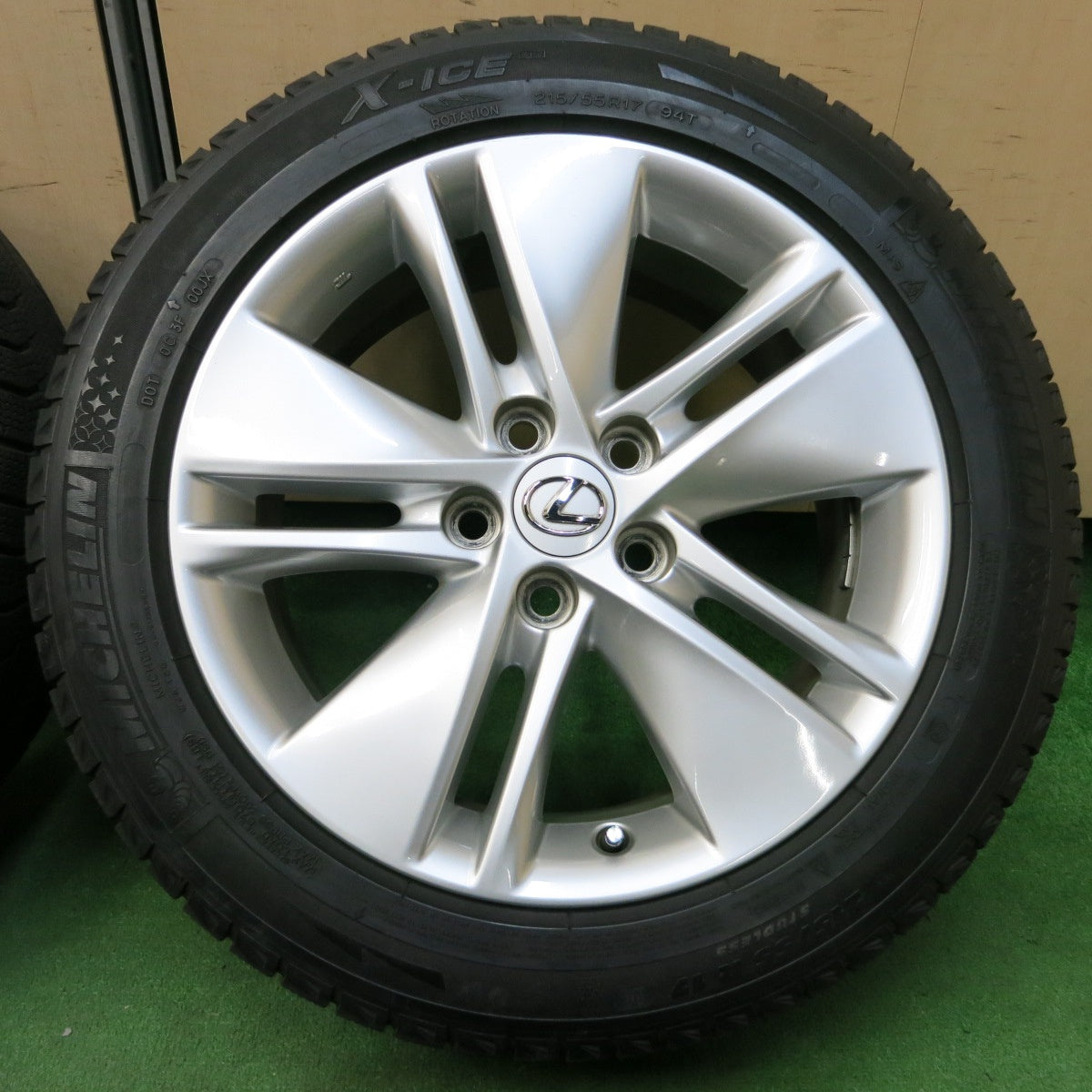 *送料無料* キレイ★レクサス HS250h 純正 215/55R17 スタッドレス ミシュラン X-ICE XI2 17インチ PCD114.3/5H★4052401イス