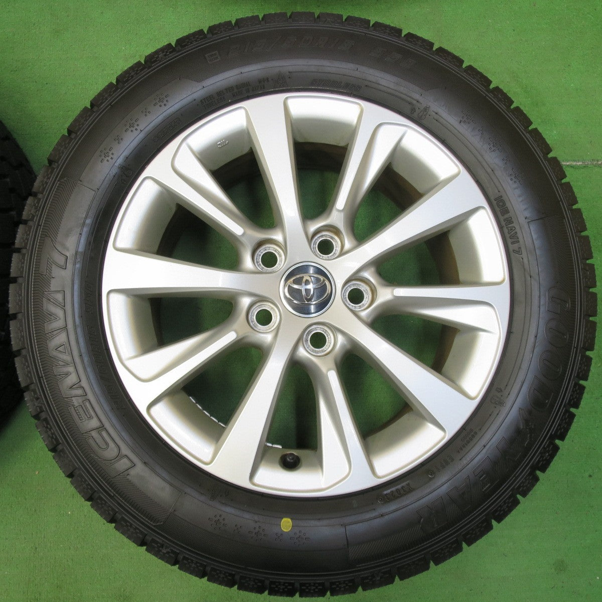 [送料無料] タイヤほぼ未使用！23年！キレイ★トヨタ 130系 マークX 純正 215/60R16 スタッドレス グッドイヤー アイスナビ7 PCD114.3/5H★4093007イス