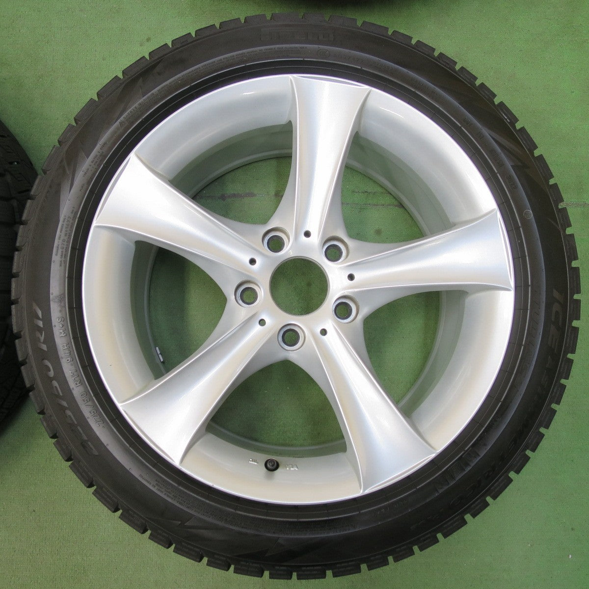 バリ溝！22年！9.5分★BMW 等 AGA Bayern TARGA 225/50R17 スタッドレス ピレリ アイスアシンメトリコ プラス 17インチ バイエルン PCD120/5H★5120614イス