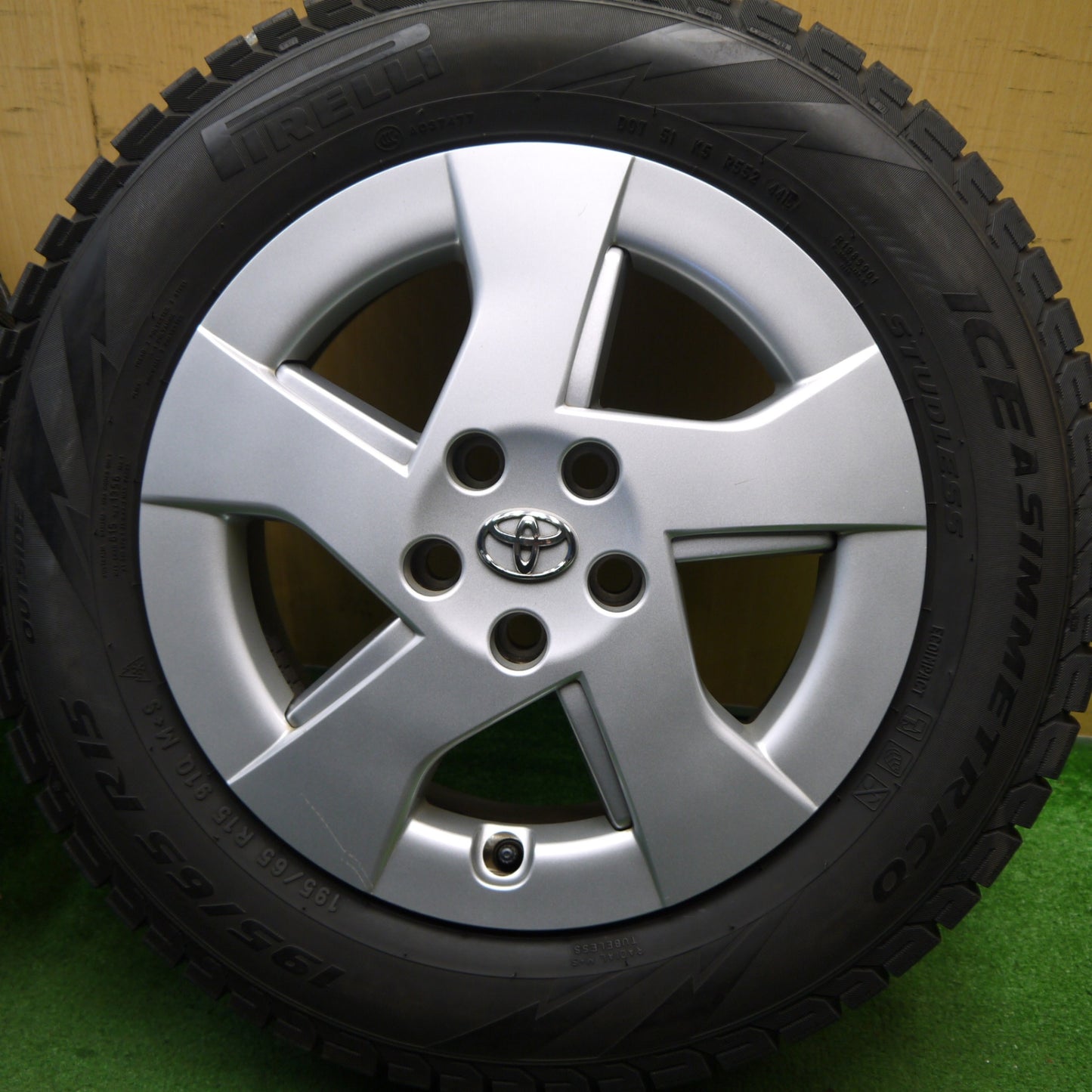 4本価格★トヨタ 30系 プリウス 純正 195/65R15 スタッドレス ピレリ アイスアシンメトリコ 15インチ PCD100/5H★5052105Hス