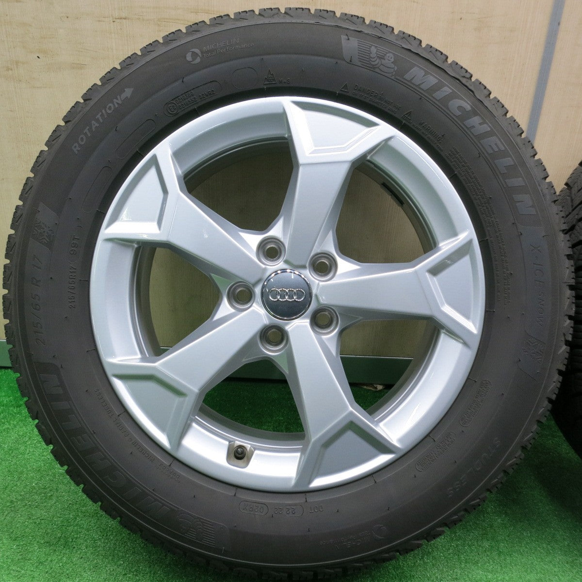 [送料無料] バリ溝！20年！キレイ！9分★アウディ Q3 純正 215/65R17 スタッドレス ミシュラン X-ICE SNOW 17インチ PCD112/5H★4100106NJス