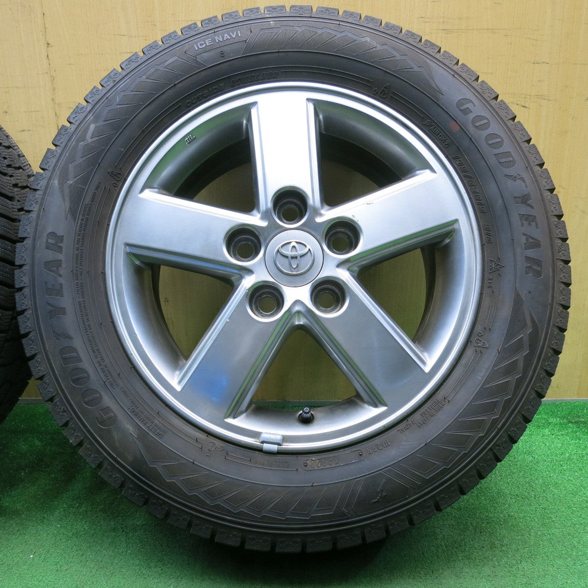 バリ溝！22年！8.5分★トヨタ 60系 ノア ヴォクシー 純正 195/65R15 スタッドレス グッドイヤー アイスナビ8 15インチ PCD114.3/5H★5050401NJス