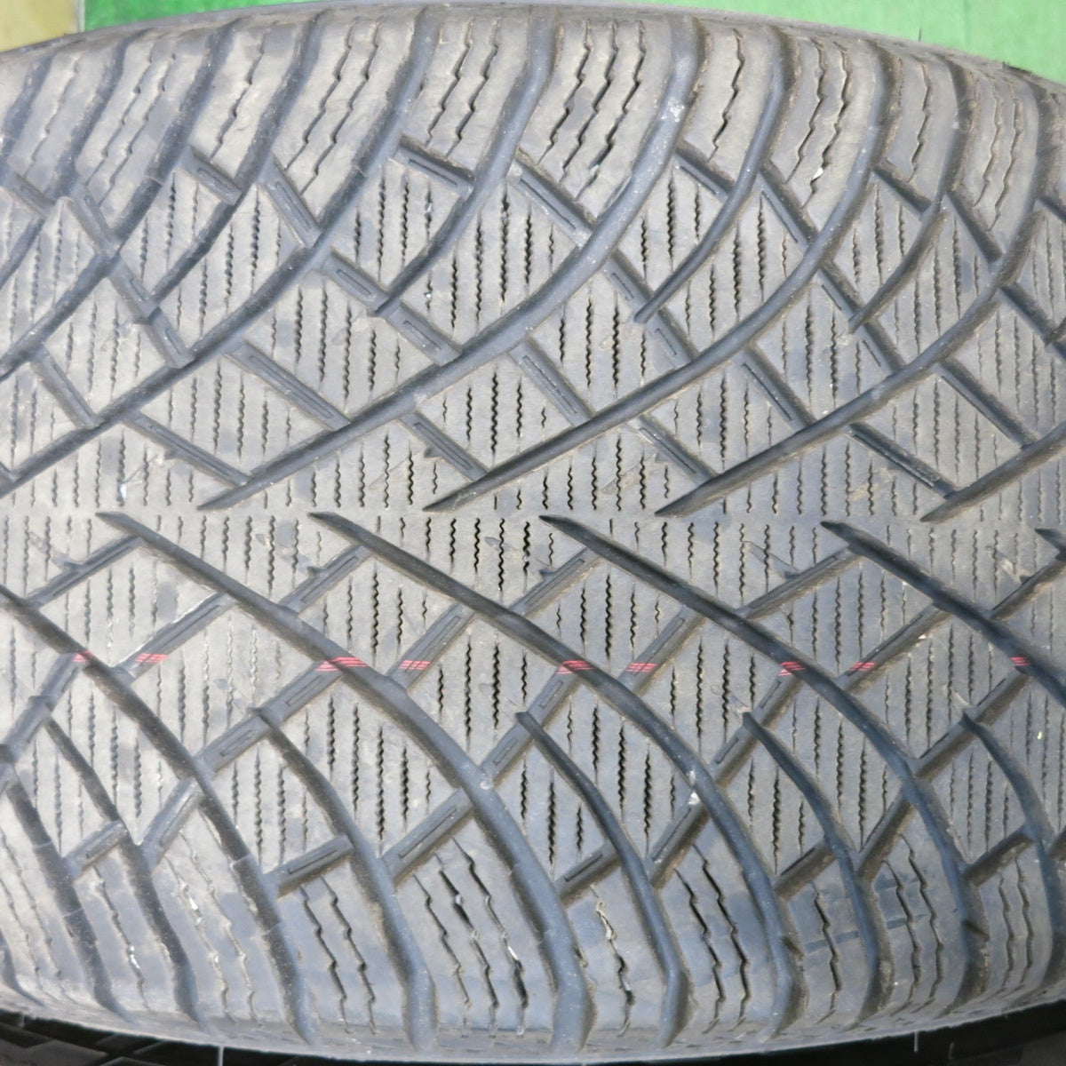 バリ溝！23年！キレイ！8.5分★ランドローバー ディフェンダー 等 275/55R20 スタッドレス ノキアン タイヤ ハッカペリッタ R5 SUV 阿部商会 AMD 20インチ PCD120/5H★6043008HAス