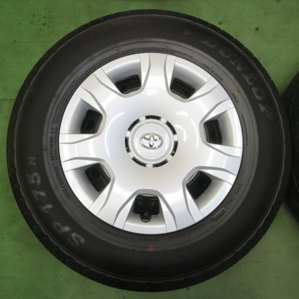 新車外し！22年★トヨタ 200系 ハイエース 純正 スチール 195/80R15 107/105N ダンロップ SP175N 15インチ PCD139.7/6H★6011001イノ
