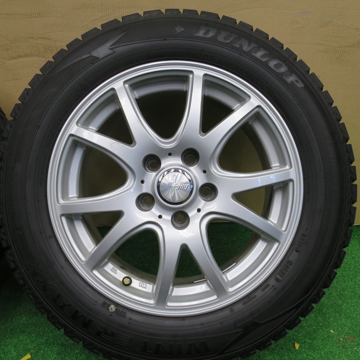 バリ溝！21年！9.5分★スタッドレス 205/60R16 ダンロップ ウインターマックス WM02 Fang ファング 16インチ PCD114.3/5H★5120305NKス