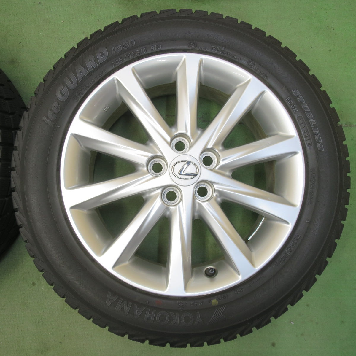 キレイ★レクサス CT 純正 205/55R16 スタッドレス ヨコハマ アイスガード iG30 16インチ PCD100/5H★6032507イス