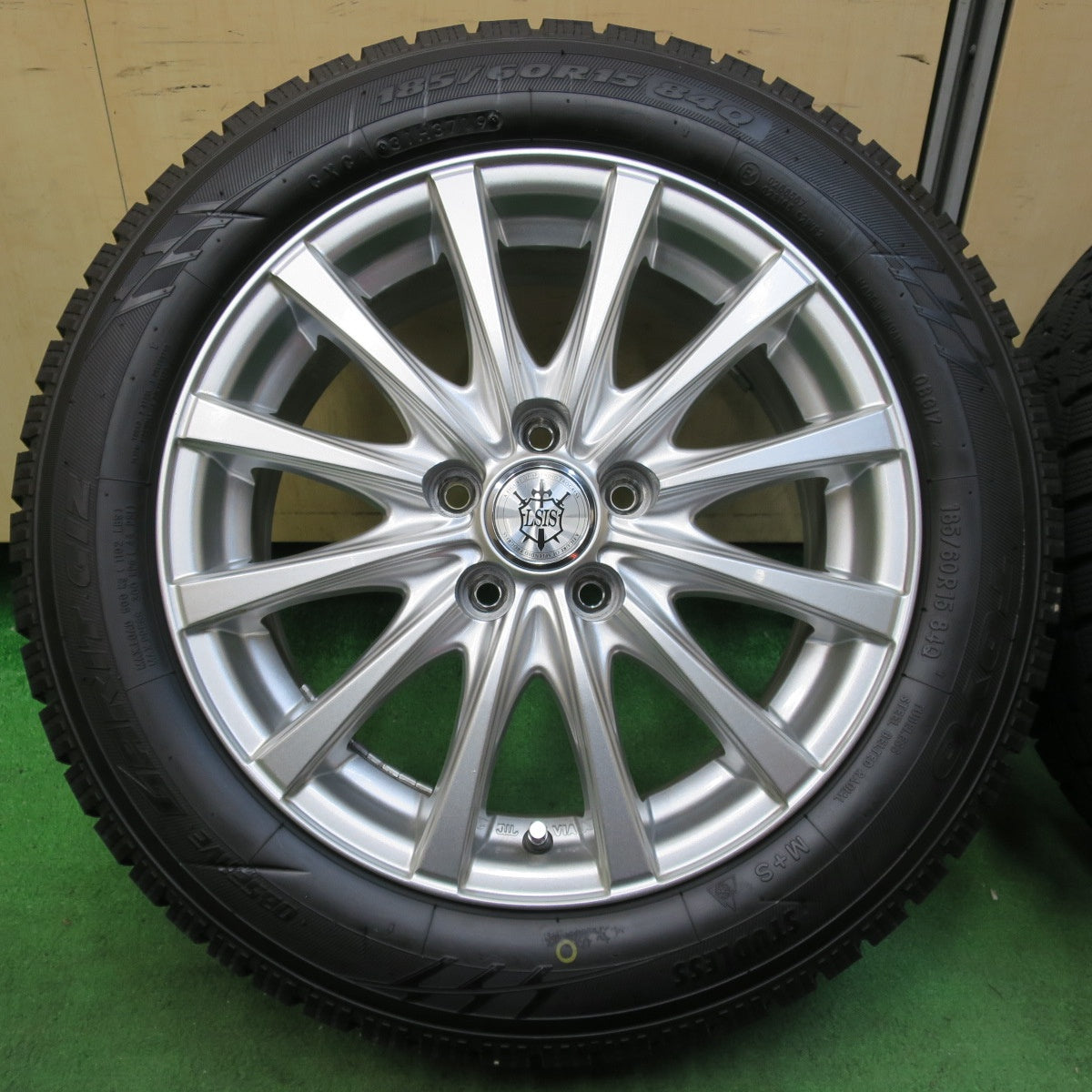[送料無料] バリ溝！キレイ！9.5分以上★シエンタ 等 185/60R15 スタッドレス トーヨー オブザーブ ガリット GIZ LSIS 社外 アルミ 15インチ PCD100/5H★5010413イス