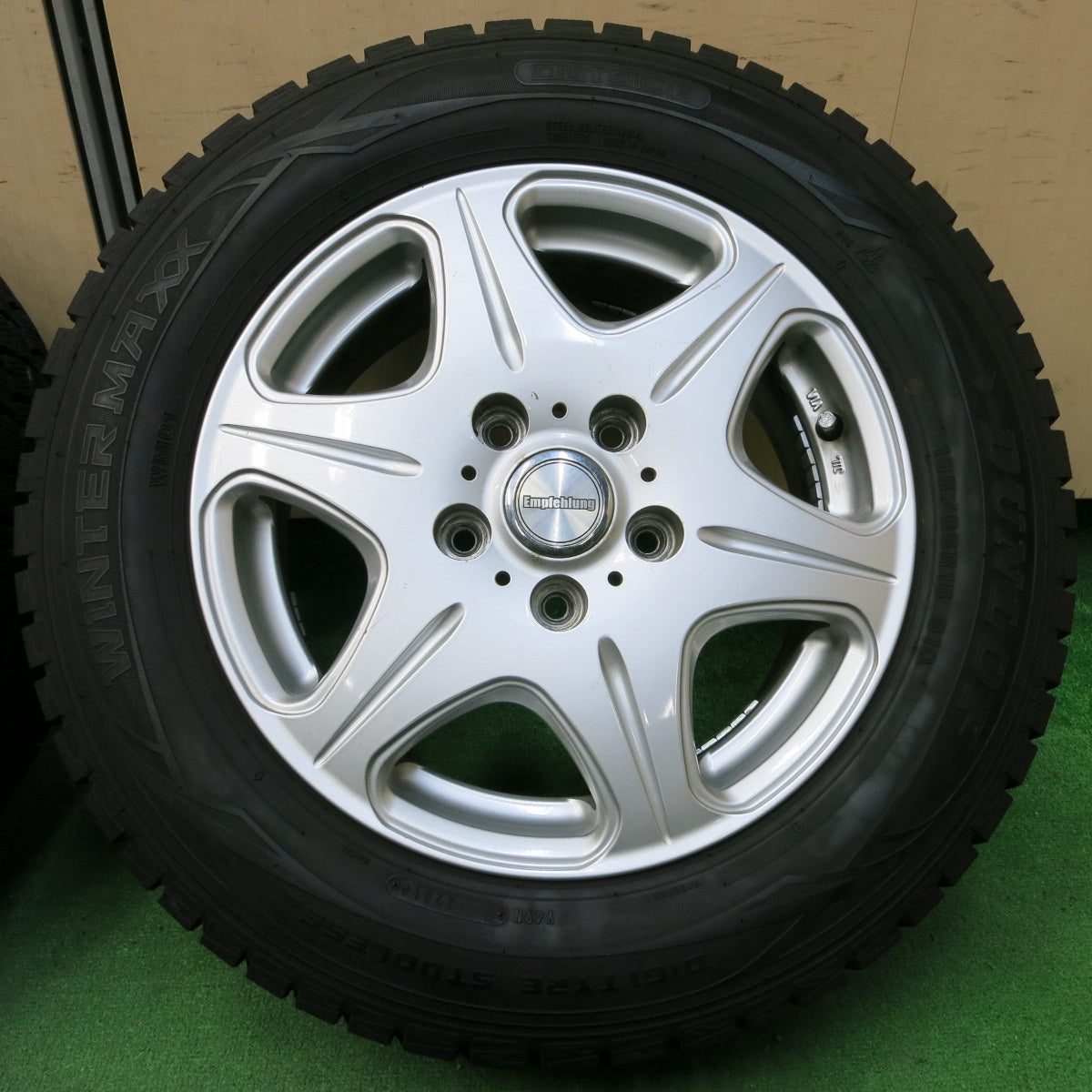 *送料無料* バリ溝！キレイ！9.5分以上★スタッドレス 195/65R15 ダンロップ ウインターマックス WM01 Empfehlung 15インチ PCD114.3/5H★4053110イス