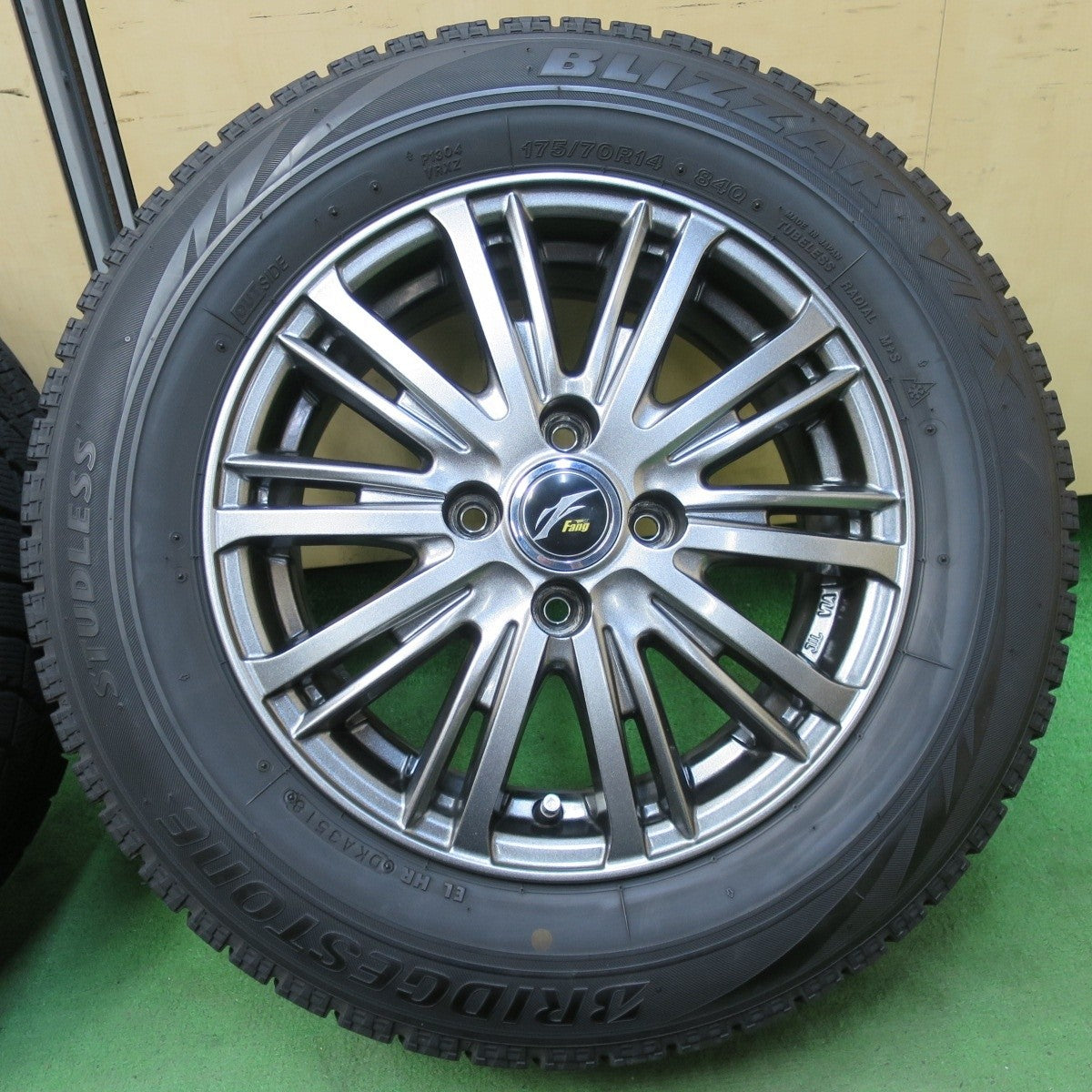 キレイ★スタッドレス 175/70R14 ブリヂストン ブリザック VRX Fang ファング 14インチ PCD100/4H★5032612イス