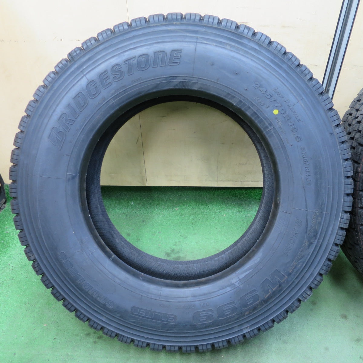 未使用！23年！2本★トラック タイヤ 245/70R19.5 136/134J スタッドレス ブリヂストン W999 19.5インチ★6030704ナスタ