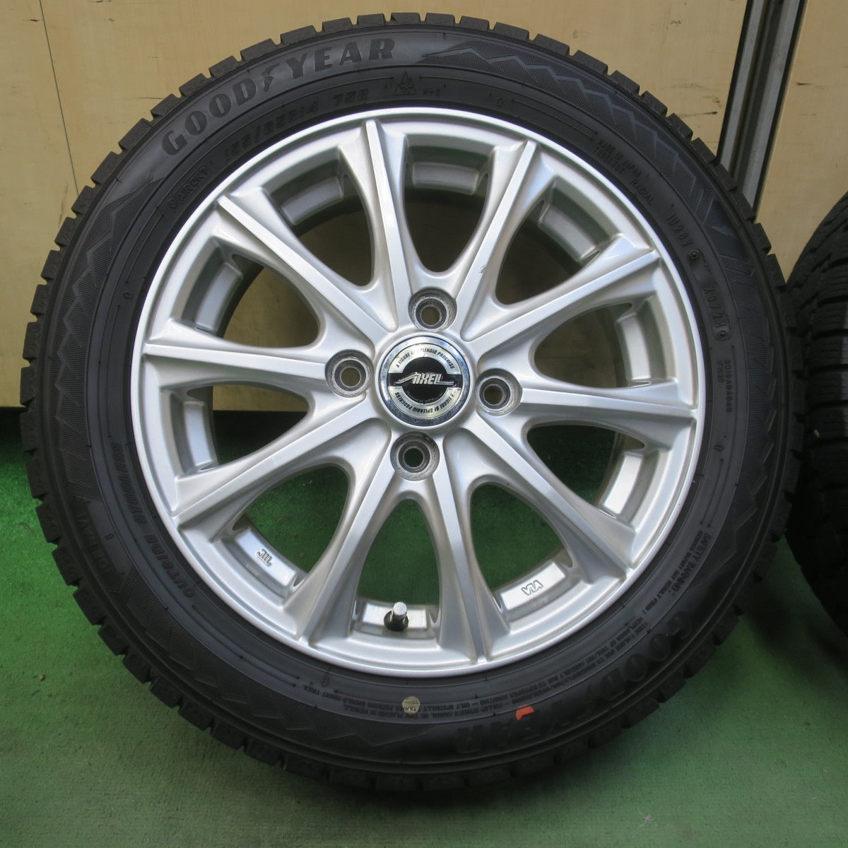 バリ溝！24年！8.5分◎スタッドレス 155/65R14 グッドイヤー アイスナビ8 AXEL アクセル 14インチ PCD100/4H◎6100902イス