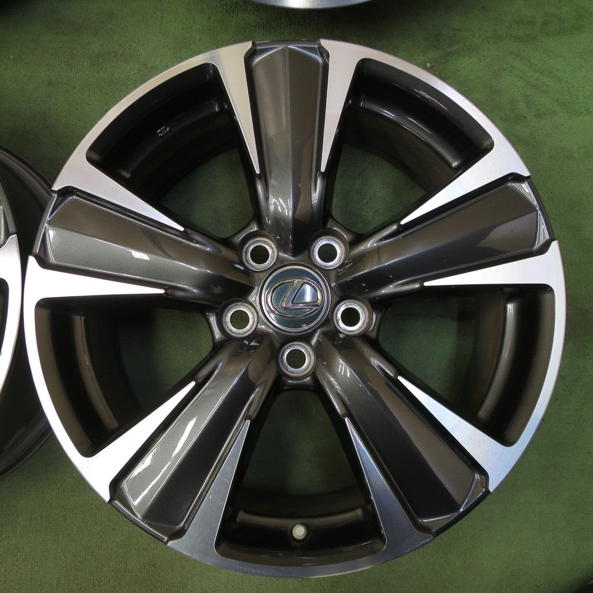 センサー付き！キレイ★レクサス UX バージョンL 純正 ホイール 18インチ 18×7J PCD114.3/5H★6071703NGホ