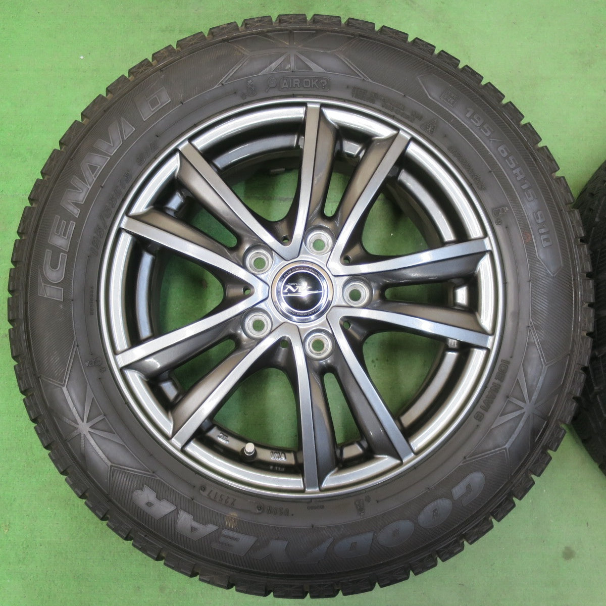 バリ溝！キレイ！9.5分以上★スタッドレス 195/65R15 グッドイヤー アイスナビ6 NIRVANA NV ニルバーナ ニルヴァーナ 15インチ PCD114.3/5H★5040907イス