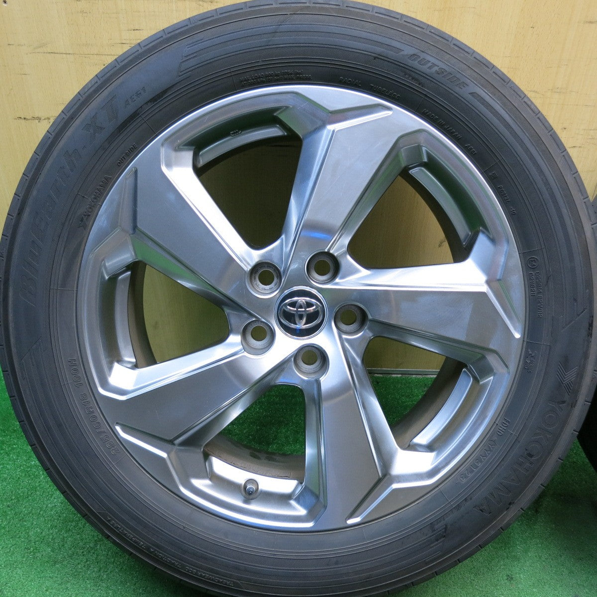 バリ溝！24年！キレイ！9.5分★トヨタ RAV4 G 純正 225/60R18 グッドイヤー EfficientGrip SUV HP01 ヨコハマ BluEarth-XT AE61 18インチ PCD114.3/5H★5052507HAノ