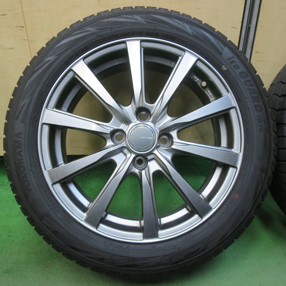 キレイ★スタッドレス 175/60R16 ヨコハマ アイスガード iG70 GRASS グラス 16インチ PCD100/4H★5123015イス