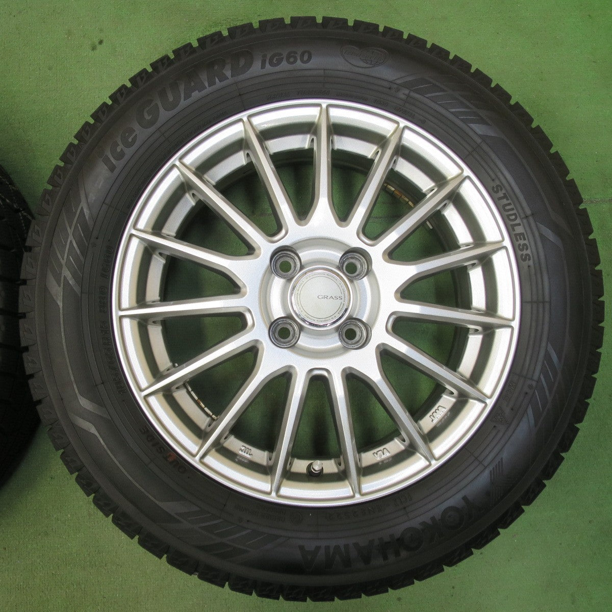 バリ溝！22年！キレイ！9.5分★スタッドレス 185/65R15 ヨコハマ アイスガード iG60 GRASS グラス 15インチ PCD100/4H★5112909イス