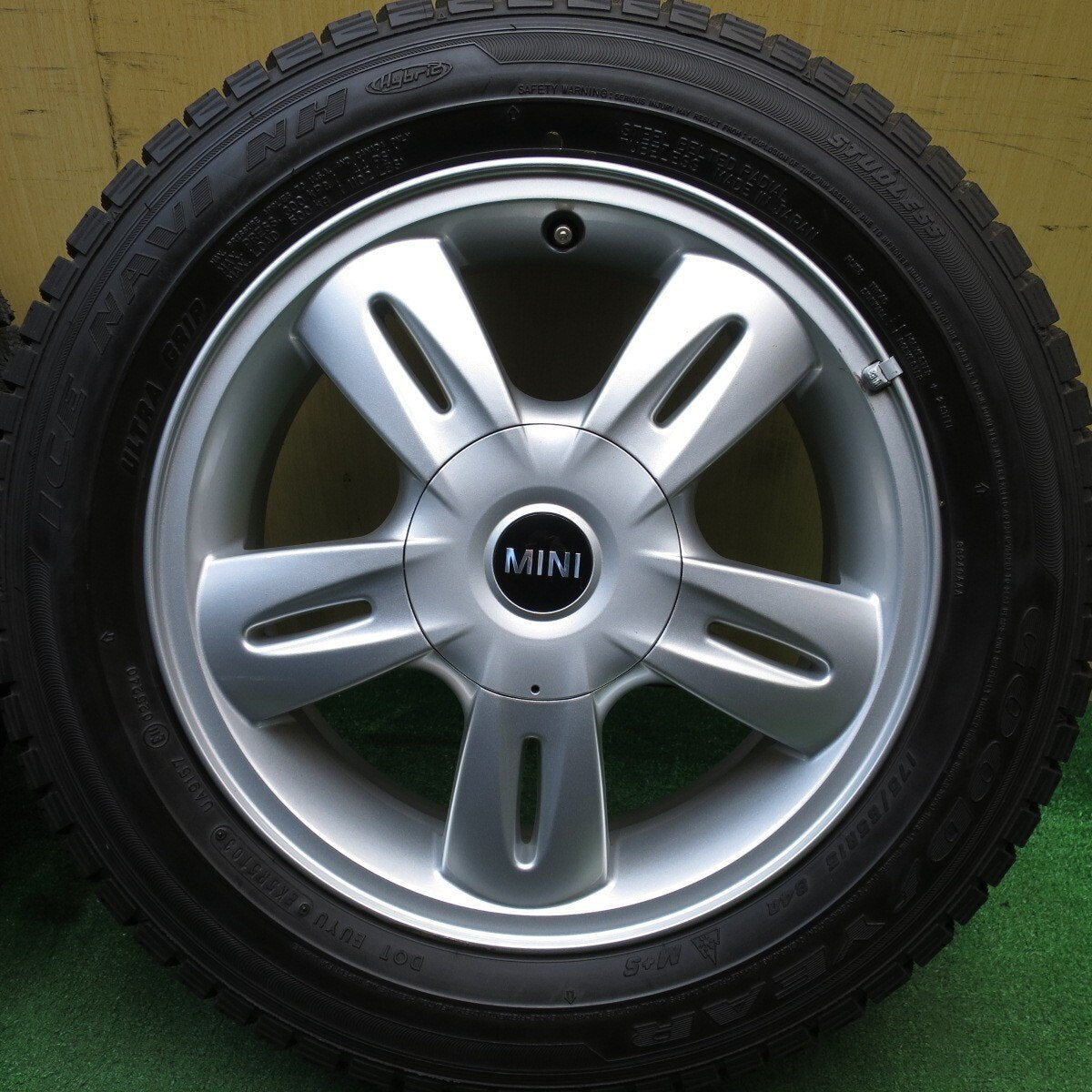 バリ溝！ほぼ10分★MINI ミニ クーパー 純正 175/65R15 スタッドレス グッドイヤー アイスナビ NH 15インチ PCD100/4H★5030511Hス