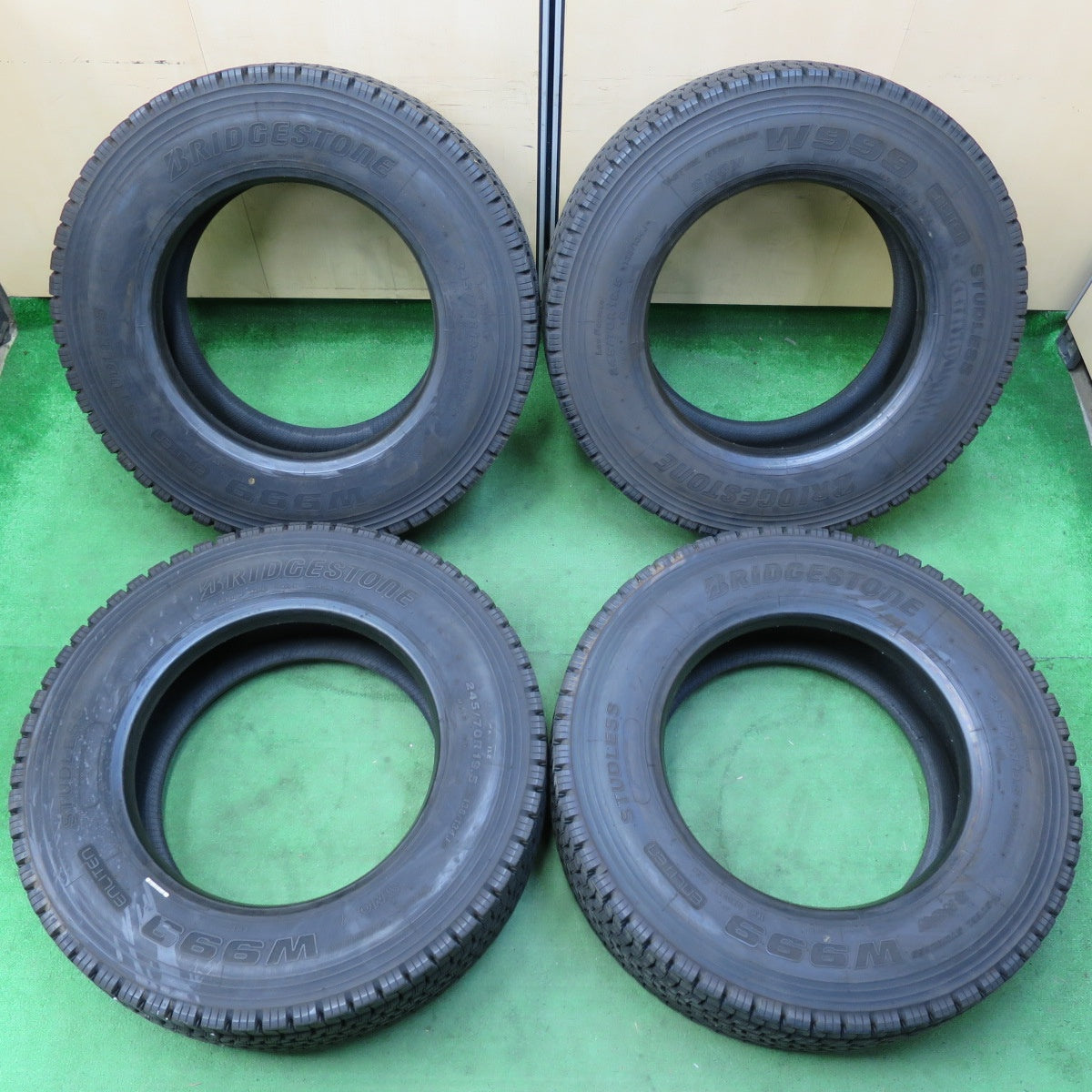 *送料無料*バリ溝！23年！9.5分★トラック タイヤ 245/70R19.5 136/134J スタッドレス ブリヂストン W999 19.5インチ★4080206イスタ