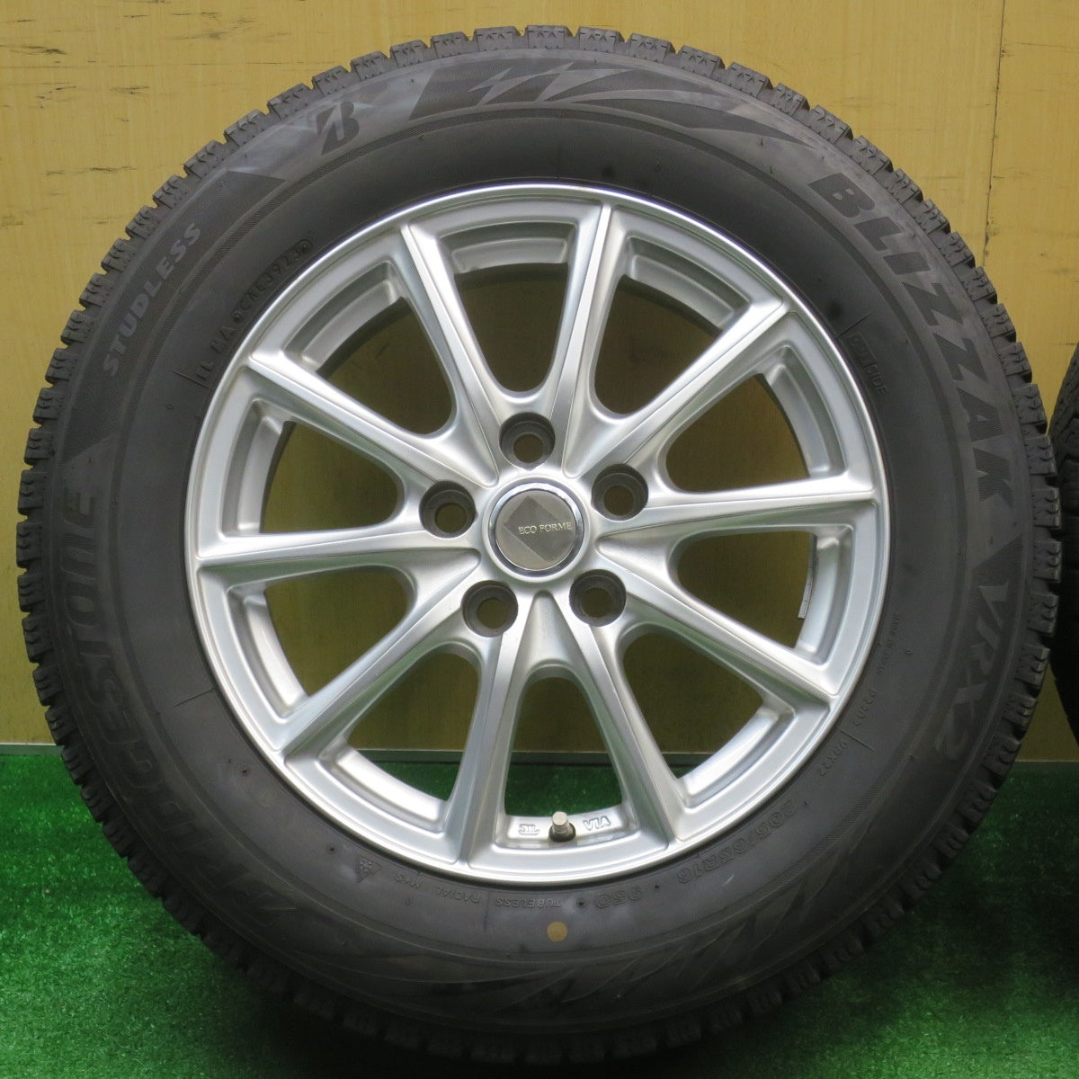 バリ溝！23年！キレイ！8.5分★スタッドレス 205/65R16 ブリヂストン ブリザック VRX2 ECO FORME エコフォルム 16インチ PCD114.3/5H★5112405NJス