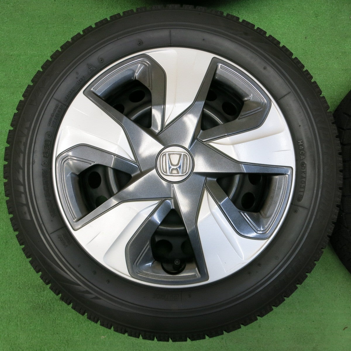 *送料無料* バリ溝！8.5分★ホンダ フィット 純正 スチール 185/60R15 スタッドレス ブリヂストン ブリザック VRX PCD100/4H★4052807イス