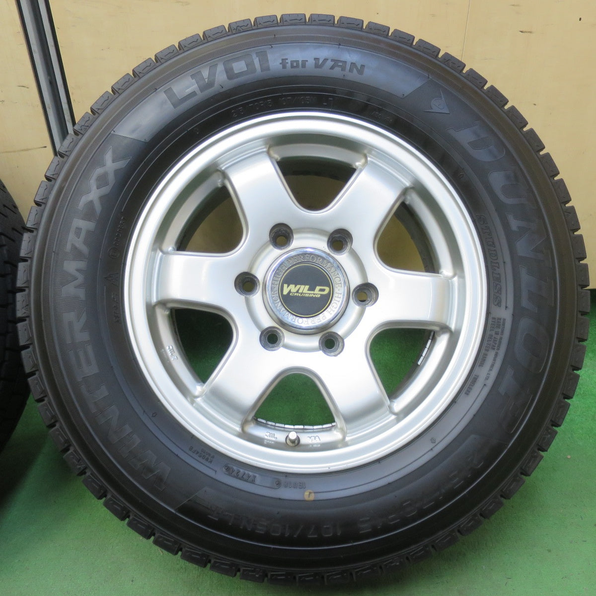 バリ溝！24年！ほぼ10分★スタッドレス 215/70R15 107/105N ダンロップ LV01 for VAN WILD CRUISING ワイルド クルージング 15インチ PCD139.7/6H★5100910イス