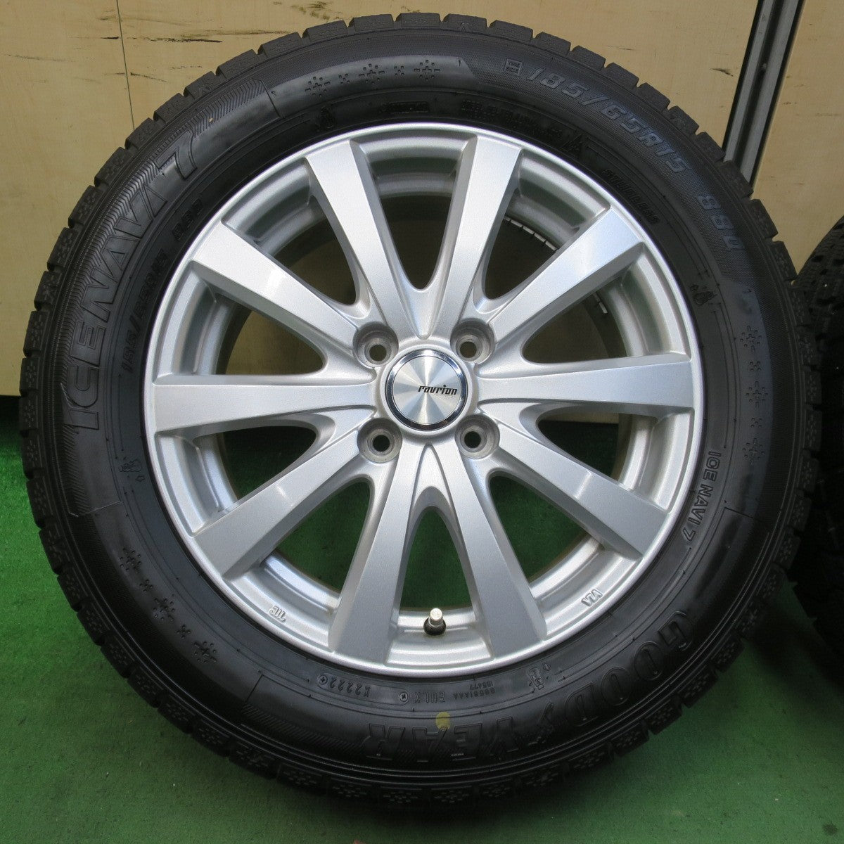 バリ溝！22年！キレイ！9.5分以上★スタッドレス 185/65R15 グッドイヤー アイスナビ7 ravrion RS01 ラブリオン 15インチ PCD100/4H★5060903イス