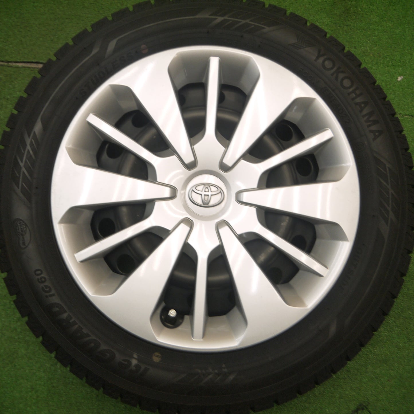 [送料無料] バリ溝！22年！キレイ！9.5分★トヨタ パッソ 純正 スチール 165/65R14 スタッドレス ヨコハマ アイスガード iG60 タンク ルーミー等 PCD100/4H★4112708Hス