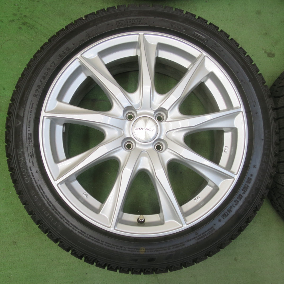 バリ溝！24年！キレイ！9.5分以上★スタッドレス 205/50R17 ダンロップ ウインターマックス 03 DUFACT デュファクト 17インチ PCD100/4H★6031105イス