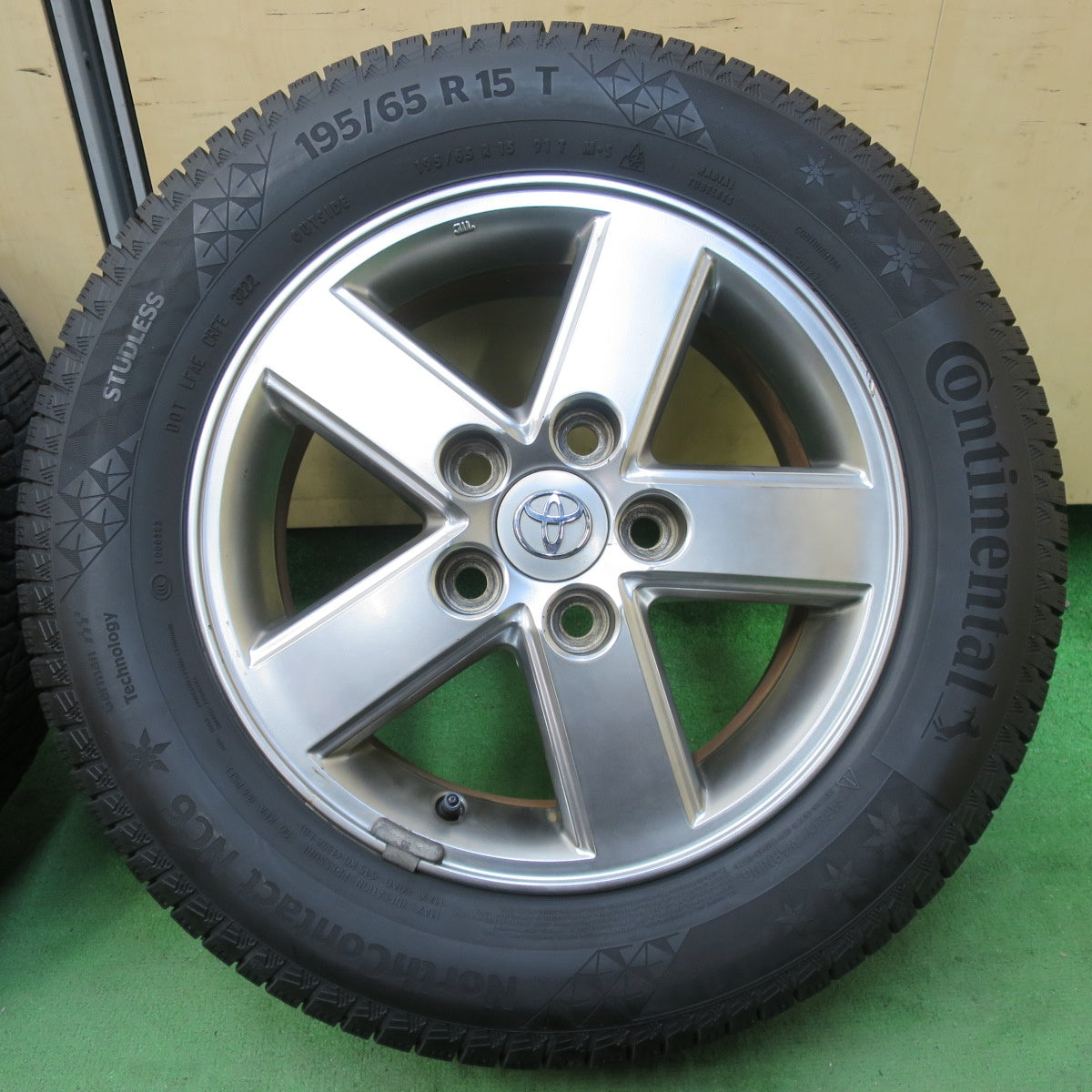 [送料無料] バリ溝！22年！9.5分以上★トヨタ 60系 ノア ヴォクシー 純正 195/65R15 スタッドレス コンチネンタル ノースコンタクト NC6 15インチ PCD114.3/5H★5040704イス
