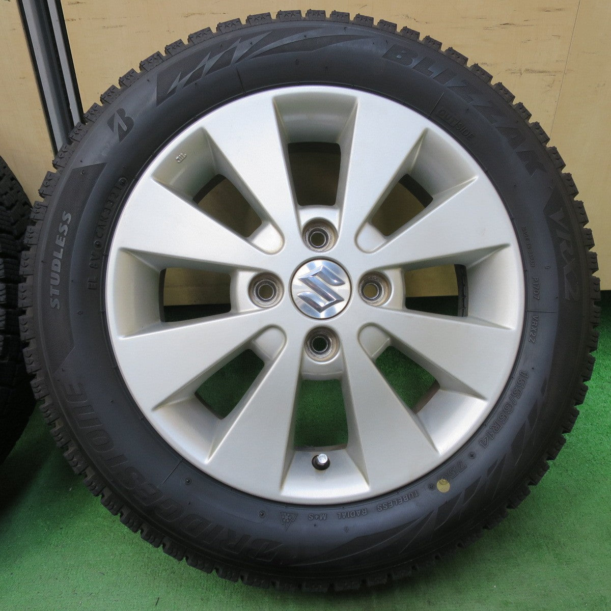 [送料無料] バリ溝！21年！キレイ！8.5分★スズキ ワゴンR スティングレー 純正 155/65R14 スタッドレス ブリヂストン ブリザック VRX2 14インチ PCD100/4H★5040703イス