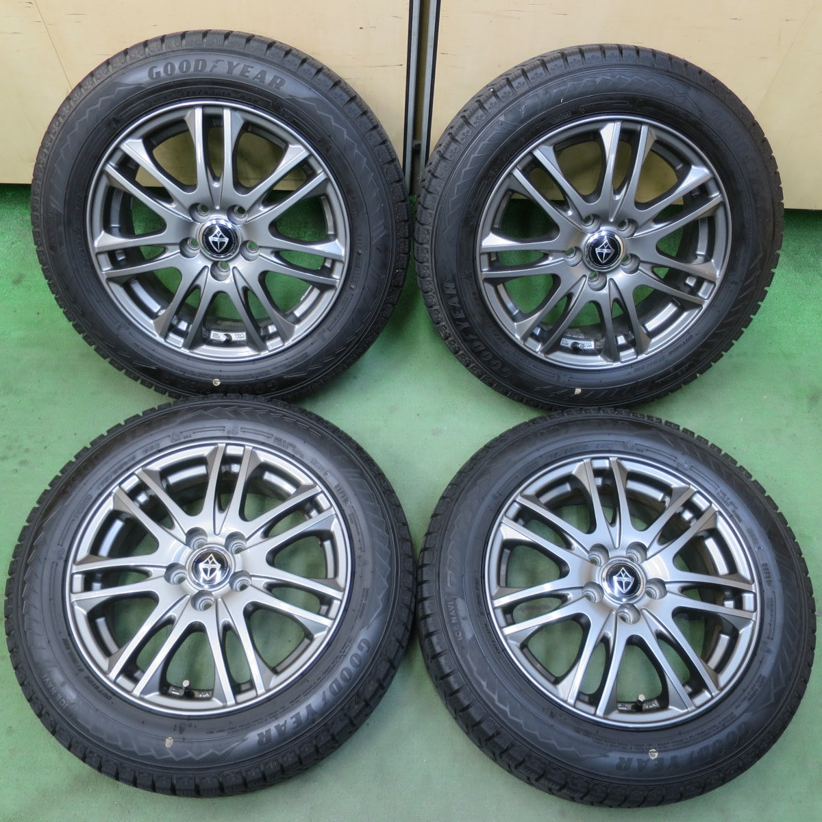バリ溝！キレイ！9.5分★シエンタ 等 175/65R15 スタッドレス グッドイヤー アイスナビ8 VELVA ヴェルヴァ 15インチ PCD100/5H★6041602イス
