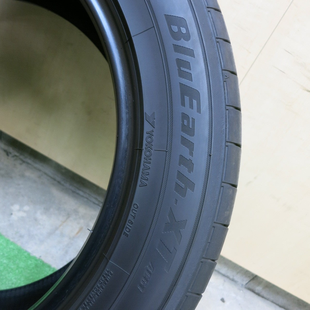 バリ溝！22年！9.5分！1本★235/55R18 ヨコハマ BluEarth-XT AE61 タイヤ 18インチ ハリアー レクサス NX 等★5043003ナノタ
