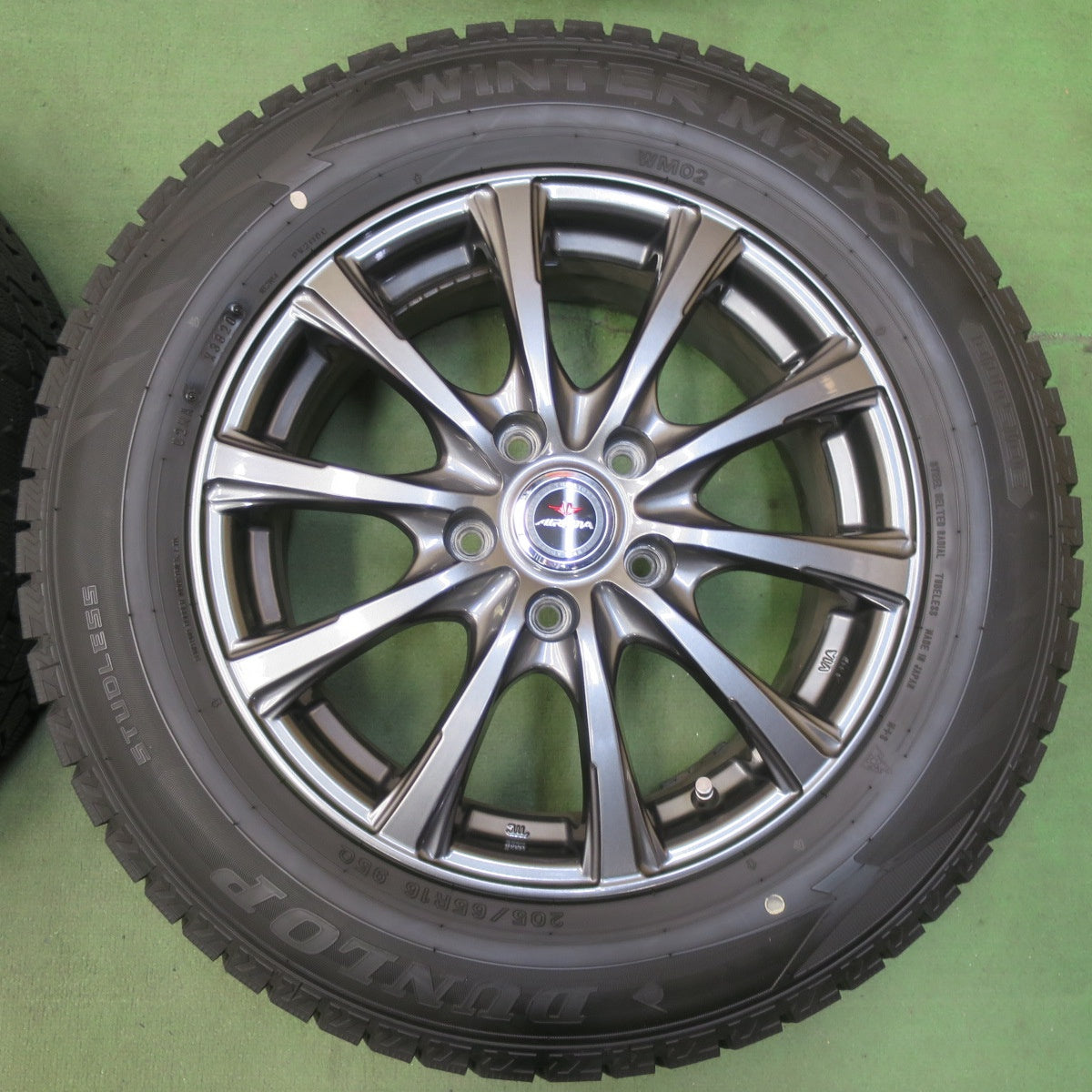 バリ溝！キレイ！9.5分★スタッドレス 205/65R16 ダンロップ ウインターマックス WM02 AIRNOVA SB10 エアノヴァ 16インチ PCD114.3/5H★5110813イス