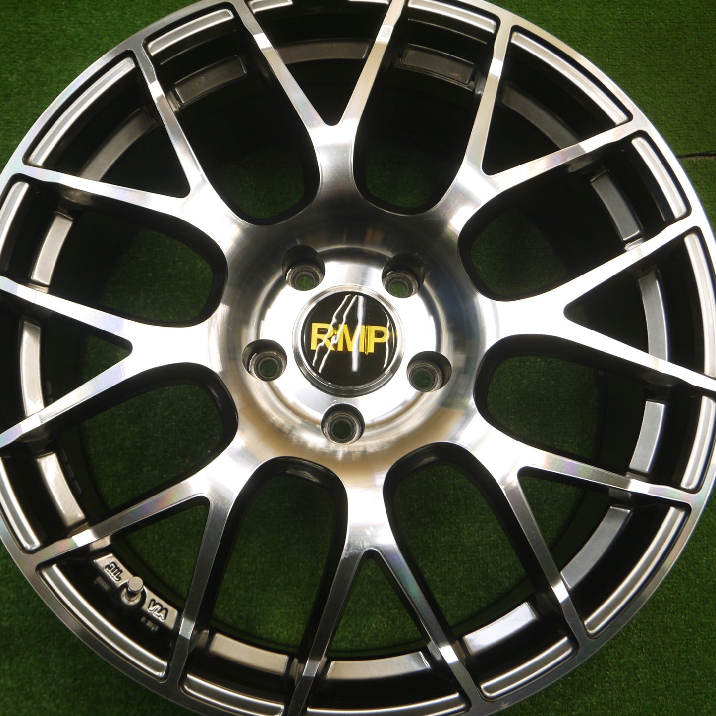 [送料無料] キレイ★RMP 028F 18インチ ホイール 18×8.0J PCD114.3/5H★4110105Hホ