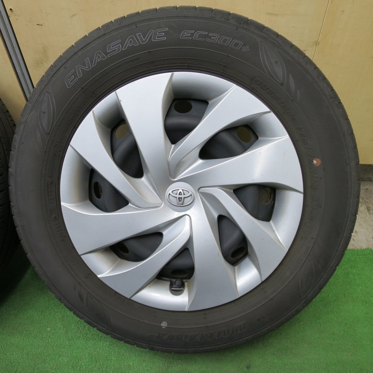 キレイ★トヨタ ヤリス 純正 スチール 175/70R14 ダンロップ エナセーブ EC300+ 14インチ PCD100/4H★6021402ナノ