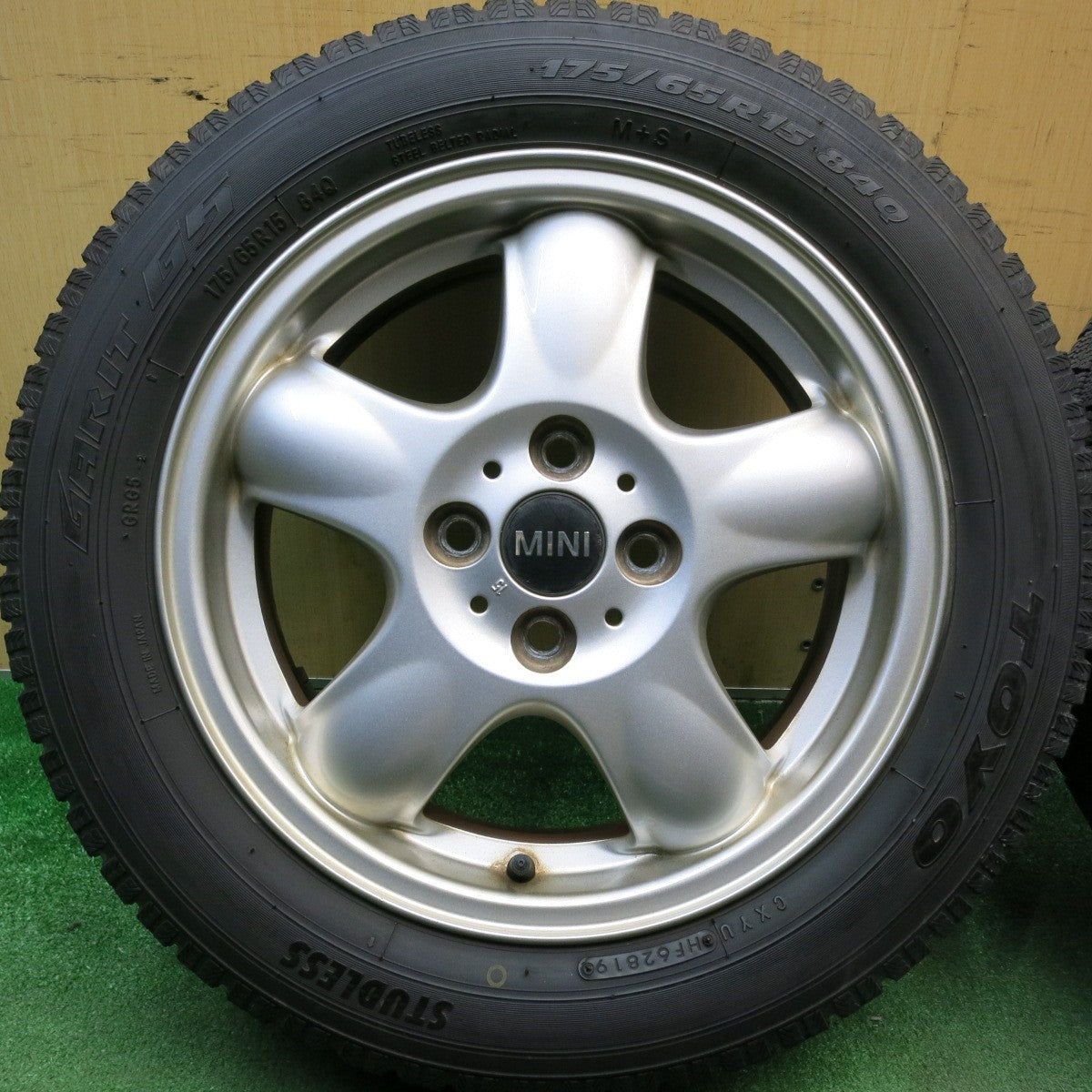 バリ溝！8.5分★MINI R55 R56 ミニ クーパー 純正 175/65R15 スタッドレス トーヨー ガリット G5 15インチ PCD100/4H★6032306HAス