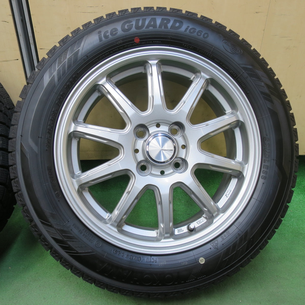 バリ溝！24年！キレイ！ほぼ10分★スタッドレス 175/65R15 ヨコハマ アイスガード iG60 VEMOTION Vエモーション 15インチ PCD100/4H★5110505イス