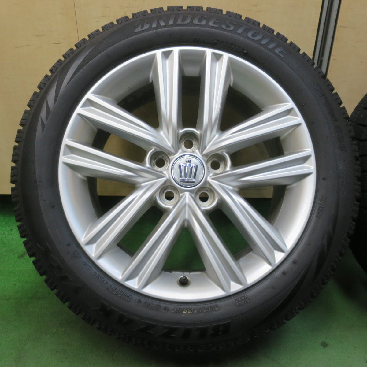 キレイ★トヨタ 210系 クラウン アスリート 純正 215/55R17 スタッドレス ブリヂストン ブリザック VRX 17インチ PCD114.3/5H★5122707イス
