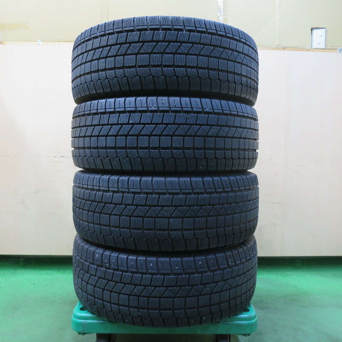 [送料無料] バリ溝！22年！9.5分以上★スタッドレス 215/55R17 ケンダ KR36 アイステック ネオ AQUA アクア 17インチ PCD114.3/5H★5010303イス