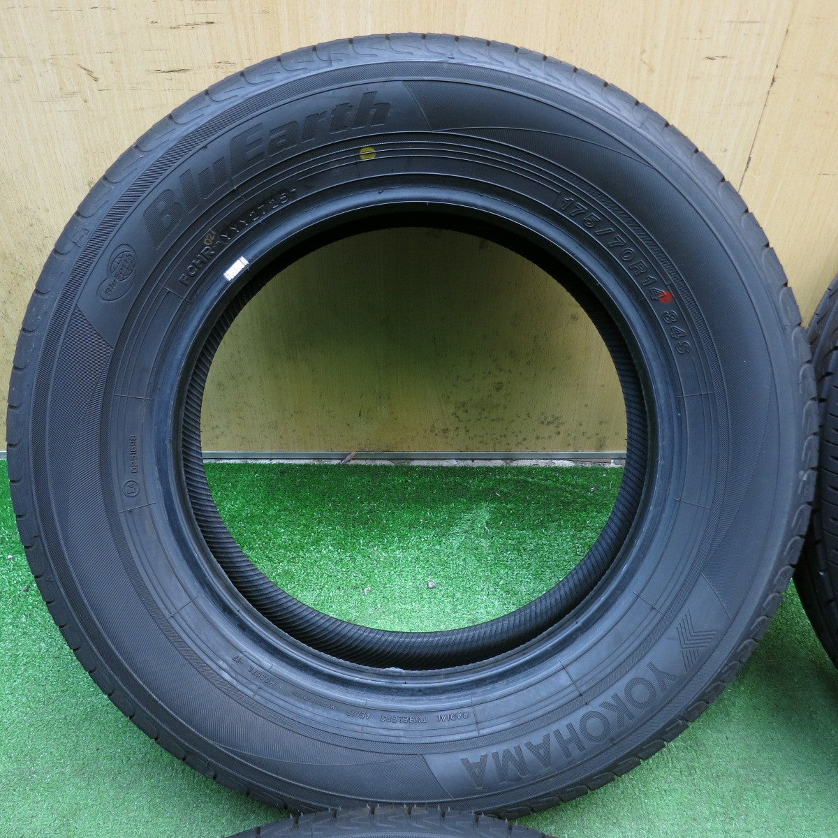 バリ溝！25年！ほぼ10分◎175/70R14 ヨコハマ ブルーアース AE01F タイヤ 14インチ アクア カローラ シエンタ ヤリス ヴィッツ フィット シャトル 等◎6092307KKノタ