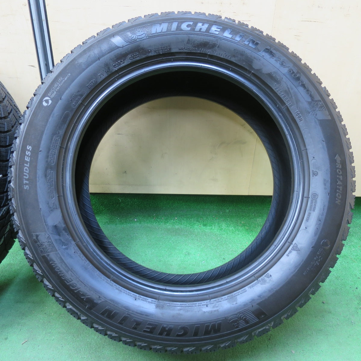 [送料無料] バリ溝！22年！9.5分以上★スタッドレス 225/60R18 ミシュラン X-ICE SNOW タイヤ 18インチ アルファード ヴェルファイア ハリアー RAV4 等★5011102イスタ