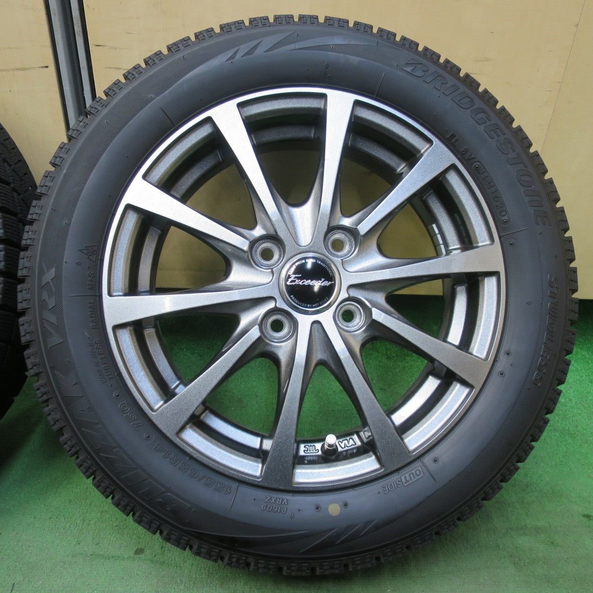 バリ溝！キレイ！8.5分★スタッドレス 155/65R14 ブリヂストン ブリザック VRX Exceeder エクシーダー 14インチ PCD100/4H★5111803イス