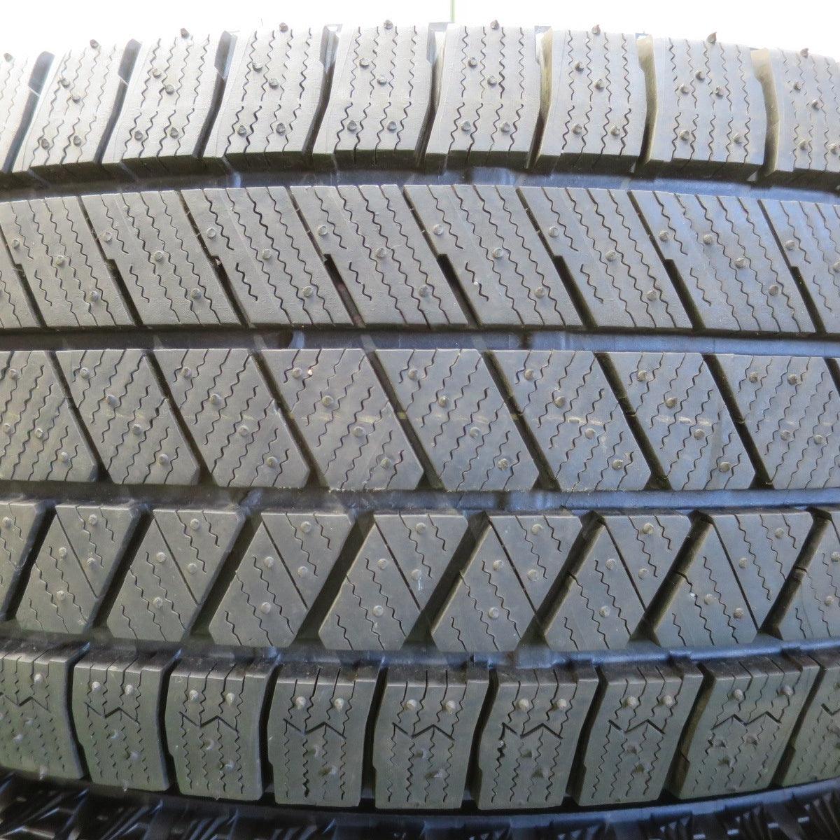 ほぼ未使用！24年！2本★スタッドレス 225/65R17 ブリヂストン ブリザック VRX3 タイヤ 17インチ 40系 アルファード ヴェルファイア 等★5112002イスタ