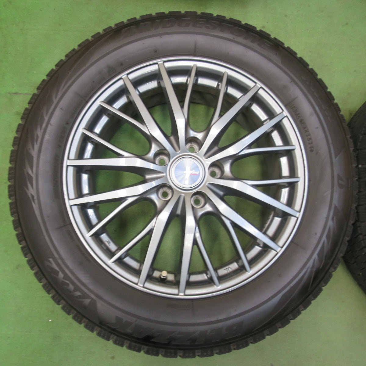 バリ溝！22年！キレイ！9.5分★スタッドレス 225/60R17 ブリヂストン ブリザック VRX2 ravrion RM01 ラブリオン 17インチ PCD114.3/5H★5122401イス