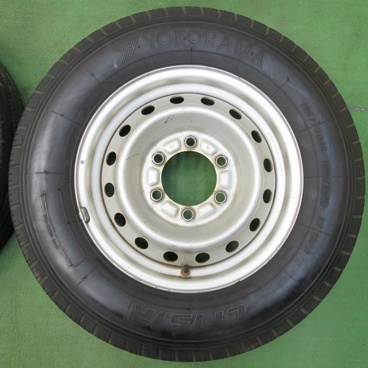 [送料無料] バリ溝！22年！キレイ！9分★トラック バン 等 195/75R15 109/107L 12PR ヨコハマ LT151R スチール ホイール 15インチ PCD139.7/6H★5011807イノ