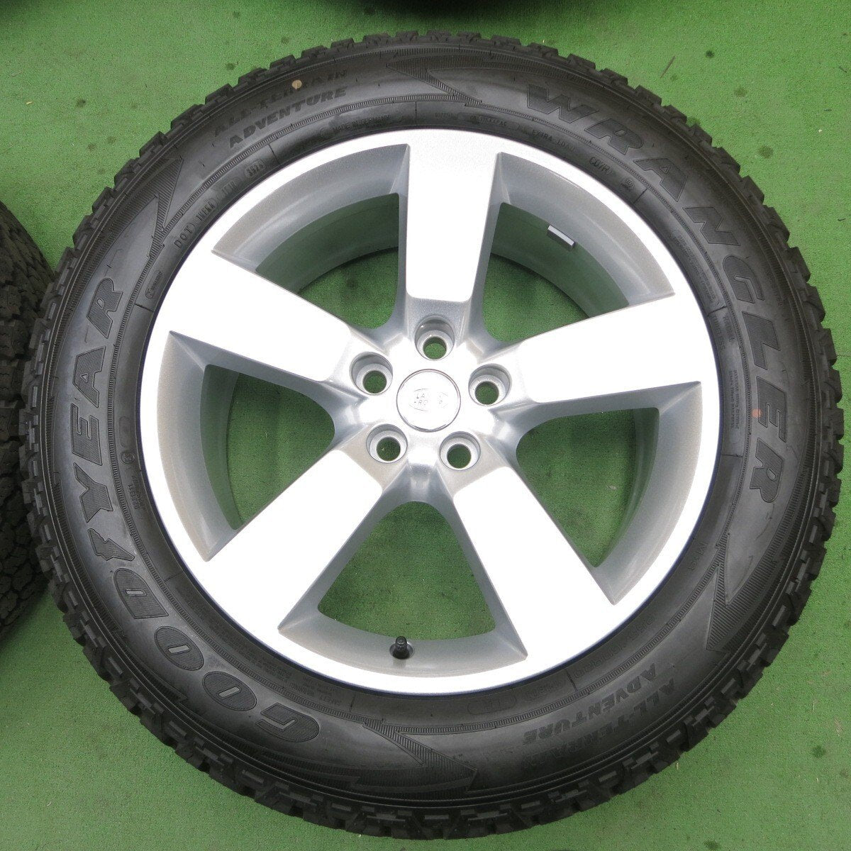 新車外し24年★ランドローバー ディフェンダー 純正 255/60R20 グッドイヤー ラングラー ALL-TERRAIN PCD120/5H★5031901ナノ