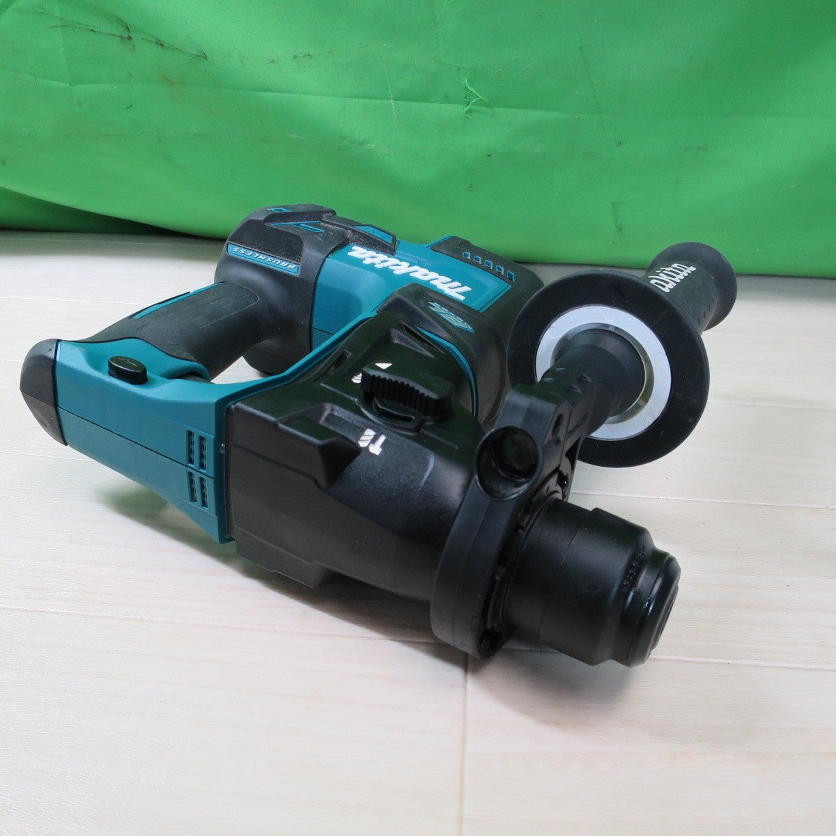 [送料無料] キレイ☆マキタ 17mm 充電式 ハンマ ドリル 14.4V HR170D 充電器 ケース付き ハンマードリル はつり ハツリ 斫り 電動 工具☆